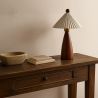 Lampada da tavolo con base in legno e paralume in cemento bianco - Ambiana image 7