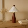 Lampada da tavolo con base in legno e paralume in cemento bianco - Ambiana image 7